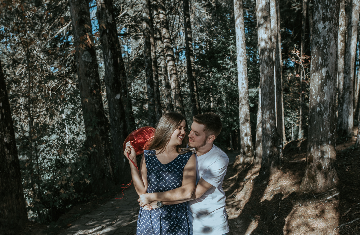 Ensaio casal fim de tarde em campos do Jordão nas folhas, arvores e muito amor envolvido.