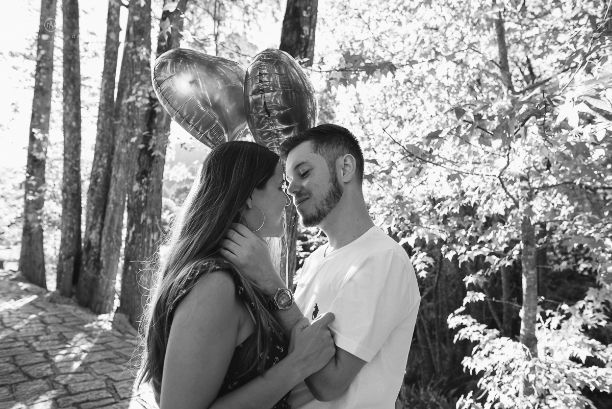 Ensaio casal fim de tarde em campos do Jordão nas folhas, arvores e muito amor envolvido.