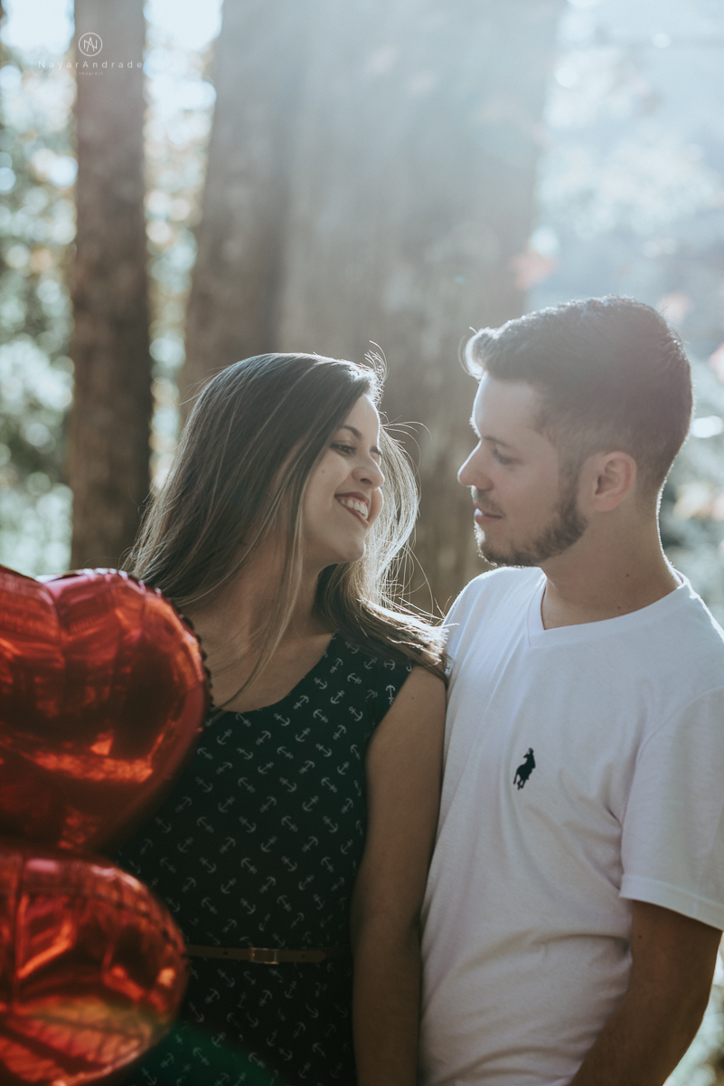 Ensaio casal fim de tarde em campos do Jordão nas folhas, arvores e muito amor envolvido.