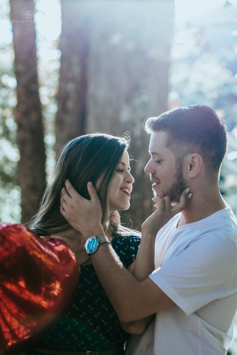 Ensaio casal fim de tarde em campos do Jordão nas folhas, arvores e muito amor envolvido.
