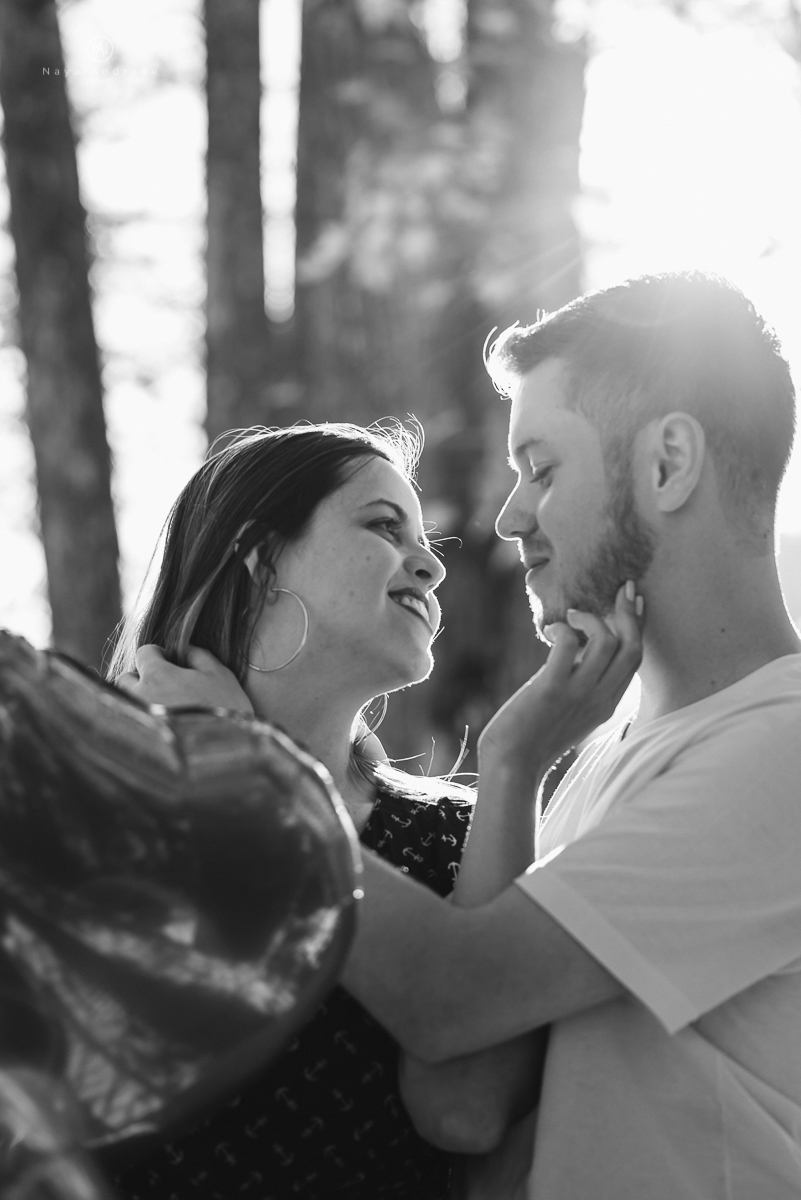 Ensaio casal fim de tarde em campos do Jordão nas folhas, arvores e muito amor envolvido.