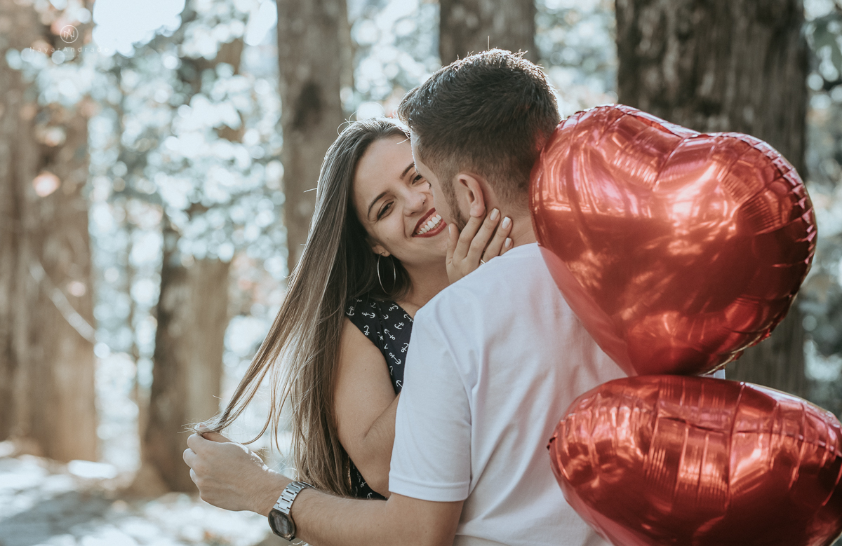 Ensaio casal fim de tarde em campos do Jordão nas folhas, arvores e muito amor envolvido. Balão de coração e data
