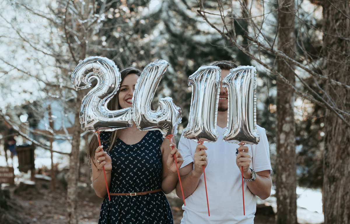 Ensaio casal fim de tarde em campos do Jordão nas folhas, arvores e muito amor envolvido. Balão de coração e data
