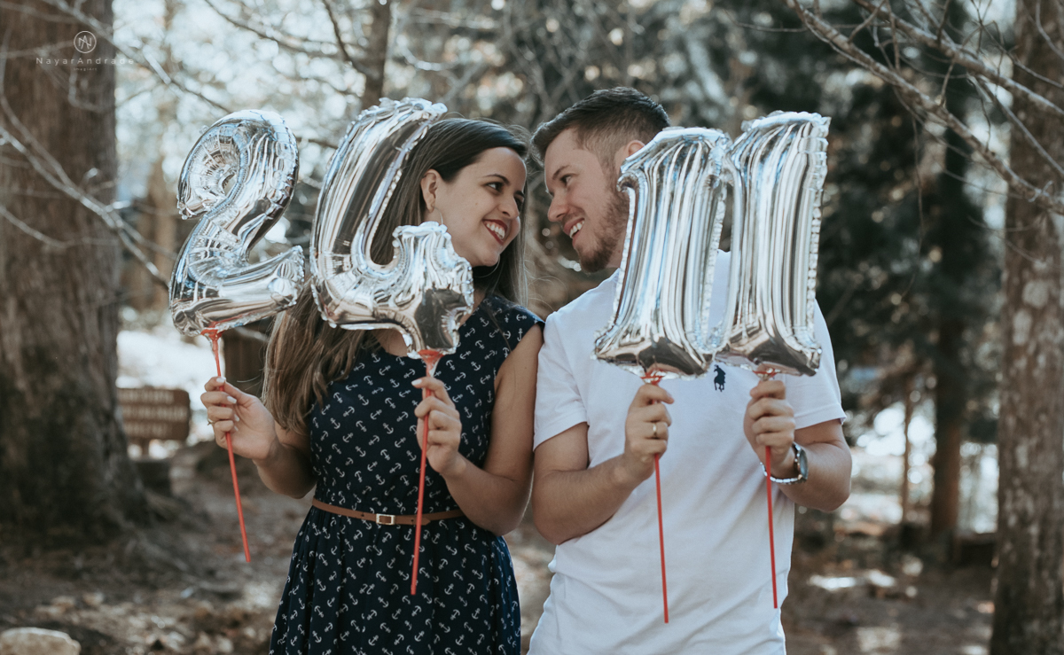 Ensaio casal fim de tarde em campos do Jordão nas folhas, arvores e muito amor envolvido. Balão de coração e data