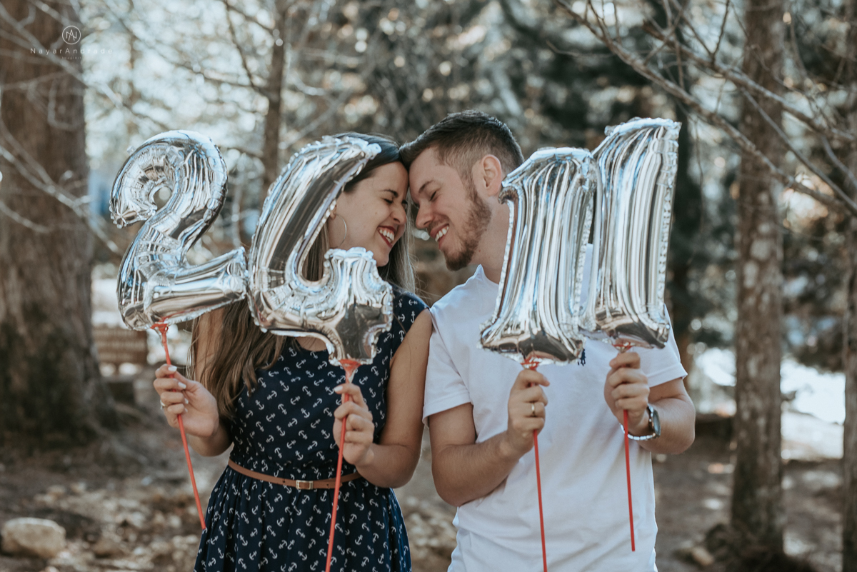 Ensaio casal fim de tarde em campos do Jordão nas folhas, arvores e muito amor envolvido.