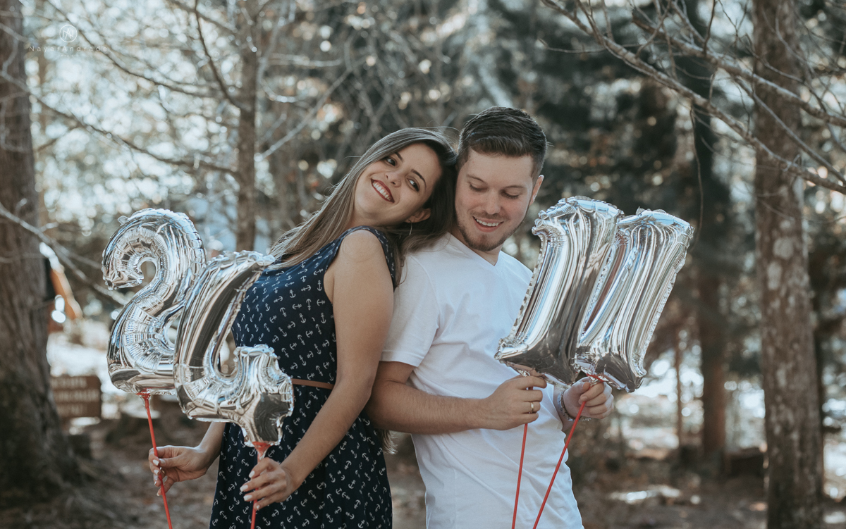 Ensaio casal fim de tarde em campos do Jordão nas folhas, arvores e muito amor envolvido. Balão de coração e data