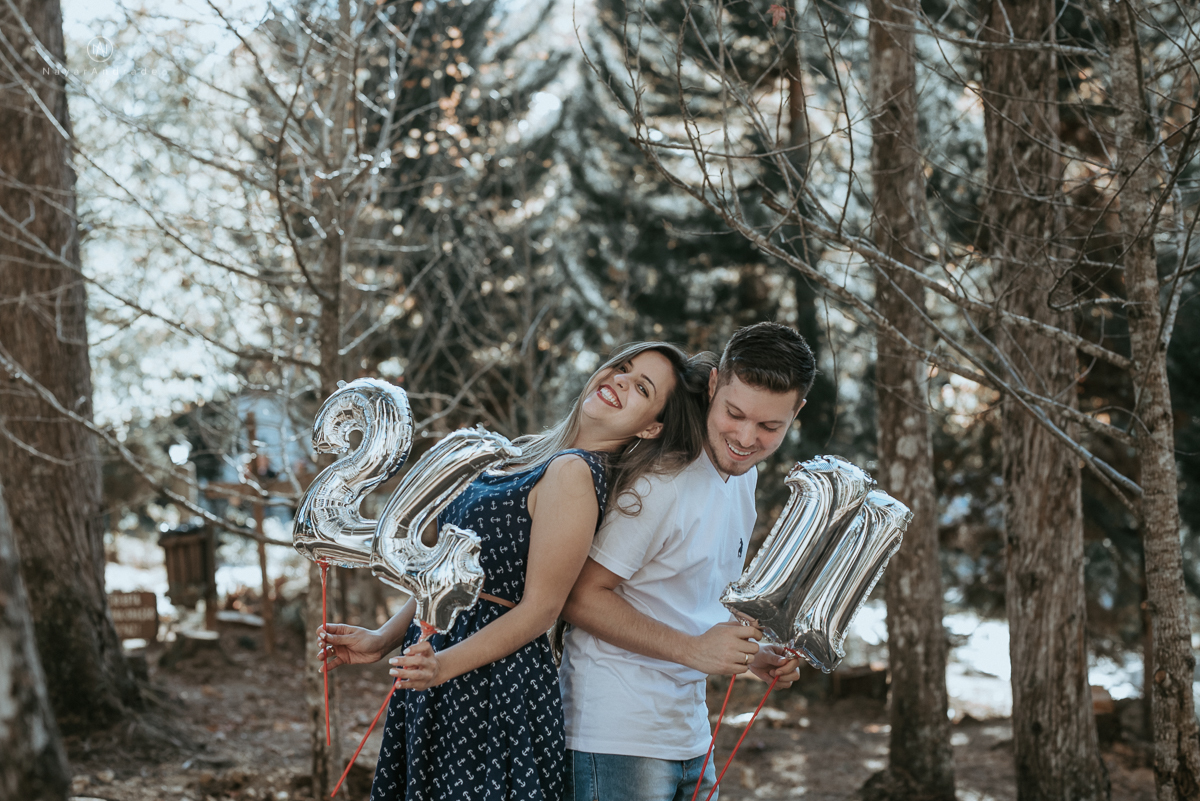 Ensaio casal fim de tarde em campos do Jordão nas folhas, arvores e muito amor envolvido. Balão de coração e data