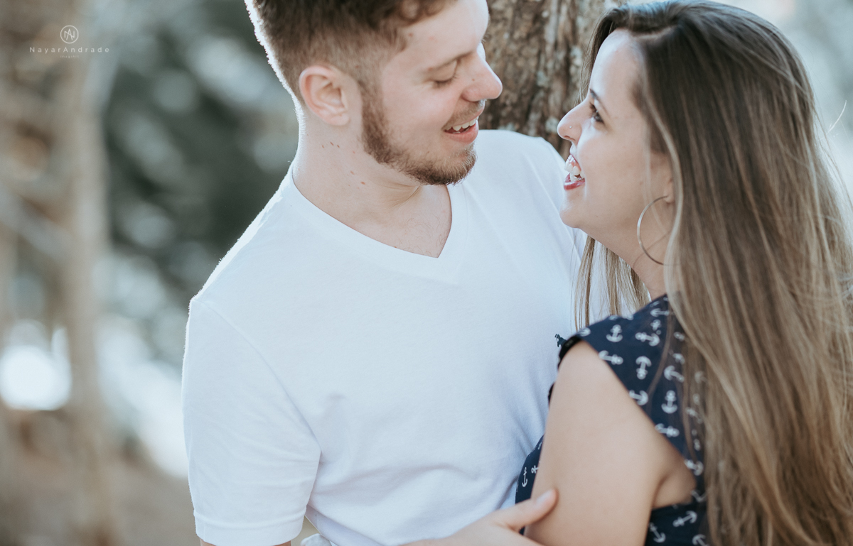 Ensaio casal fim de tarde em campos do Jordão nas folhas, arvores e muito amor envolvido.