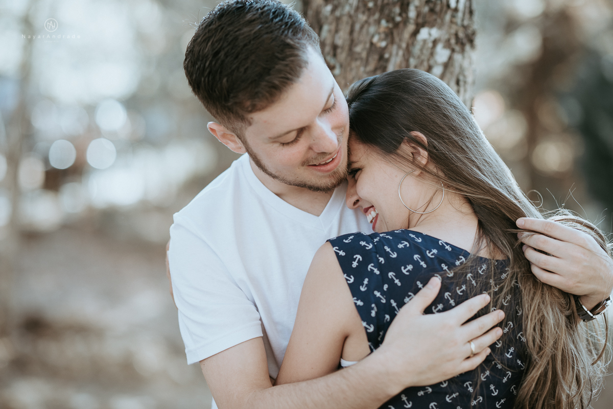 Ensaio casal fim de tarde em campos do Jordão nas folhas, arvores e muito amor envolvido.