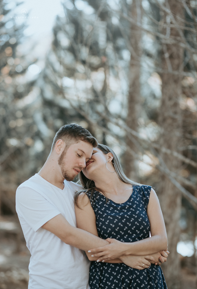 Ensaio casal fim de tarde em campos do Jordão nas folhas, arvores e muito amor envolvido.