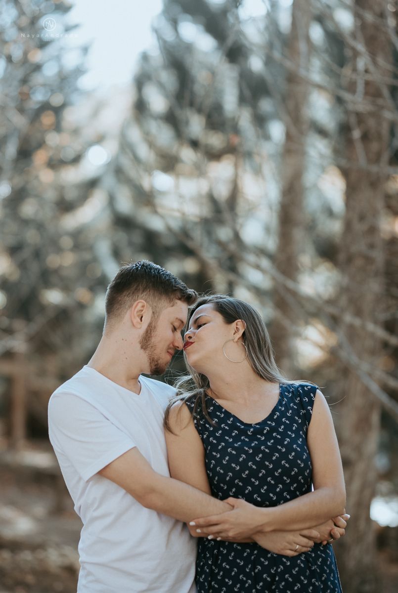 Ensaio casal fim de tarde em campos do Jordão nas folhas, arvores e muito amor envolvido.