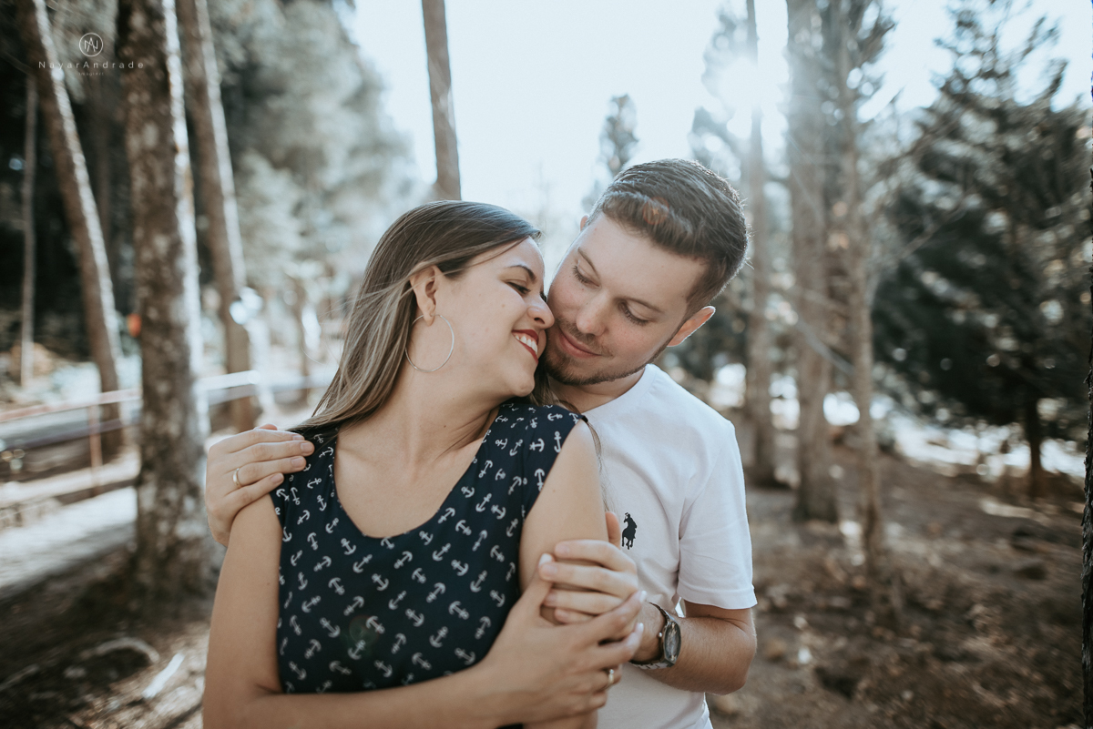 Ensaio casal fim de tarde em campos do Jordão nas folhas, arvores e muito amor envolvido.