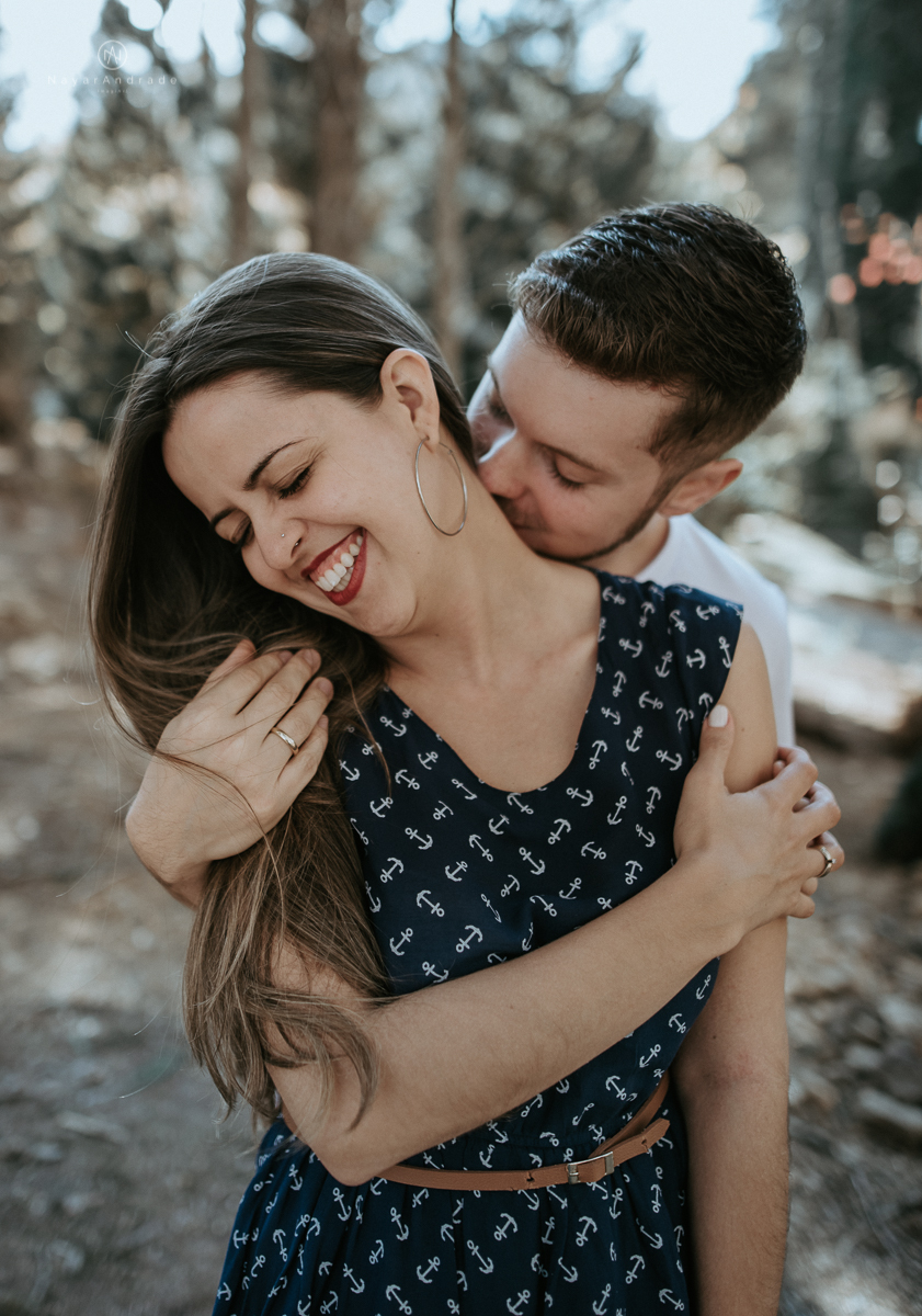 Ensaio casal fim de tarde em campos do Jordão nas folhas, arvores e muito amor envolvido. Balão de coração e data