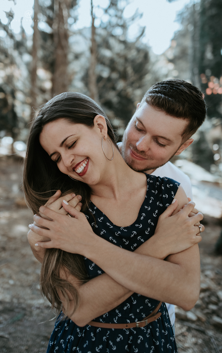 Ensaio casal fim de tarde em campos do Jordão nas folhas, arvores e muito amor envolvido. Balão de coração e data