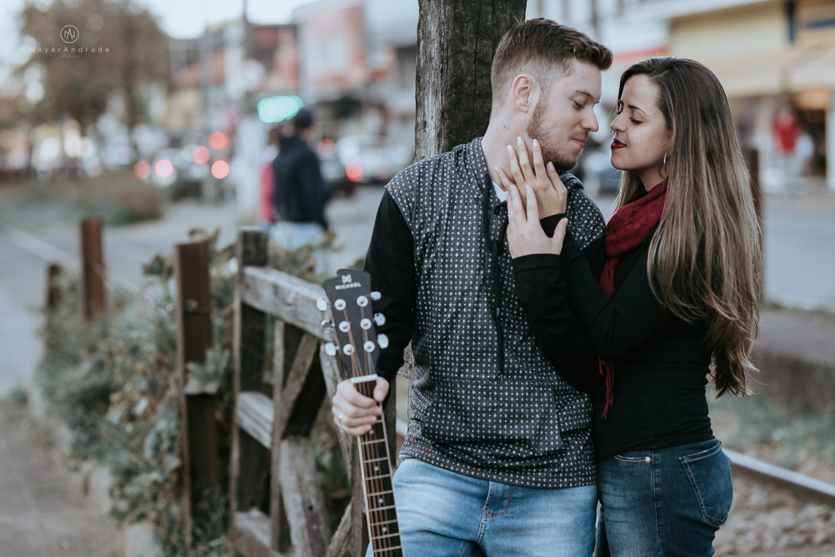 Ensaio casal fim de tarde em campos do Jordão nas folhas, arvores e muito amor envolvido. No trilho do trem em Capivari