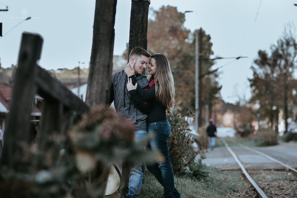 Ensaio casal fim de tarde em campos do Jordão nas folhas, arvores e muito amor envolvido. No trilho do trem em Capivari
