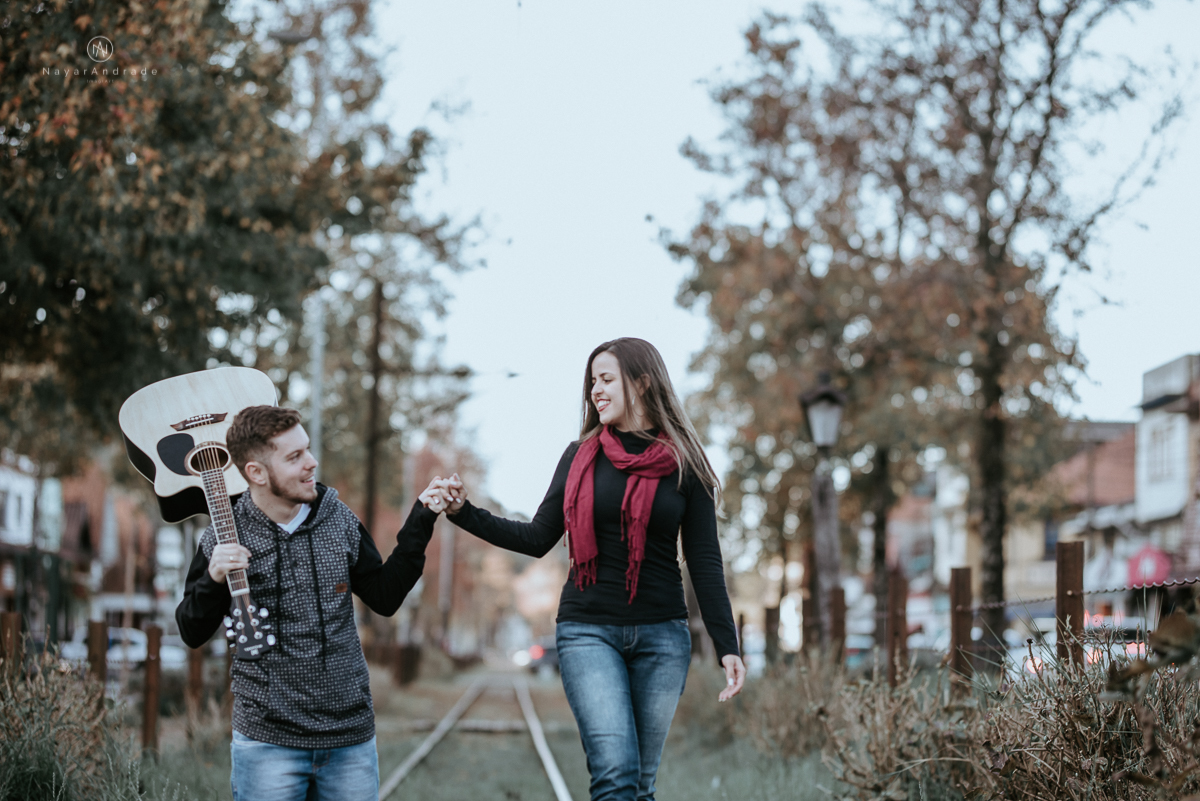 Ensaio casal fim de tarde em campos do Jordão nas folhas, arvores e muito amor envolvido. No trilho do trem em Capivari