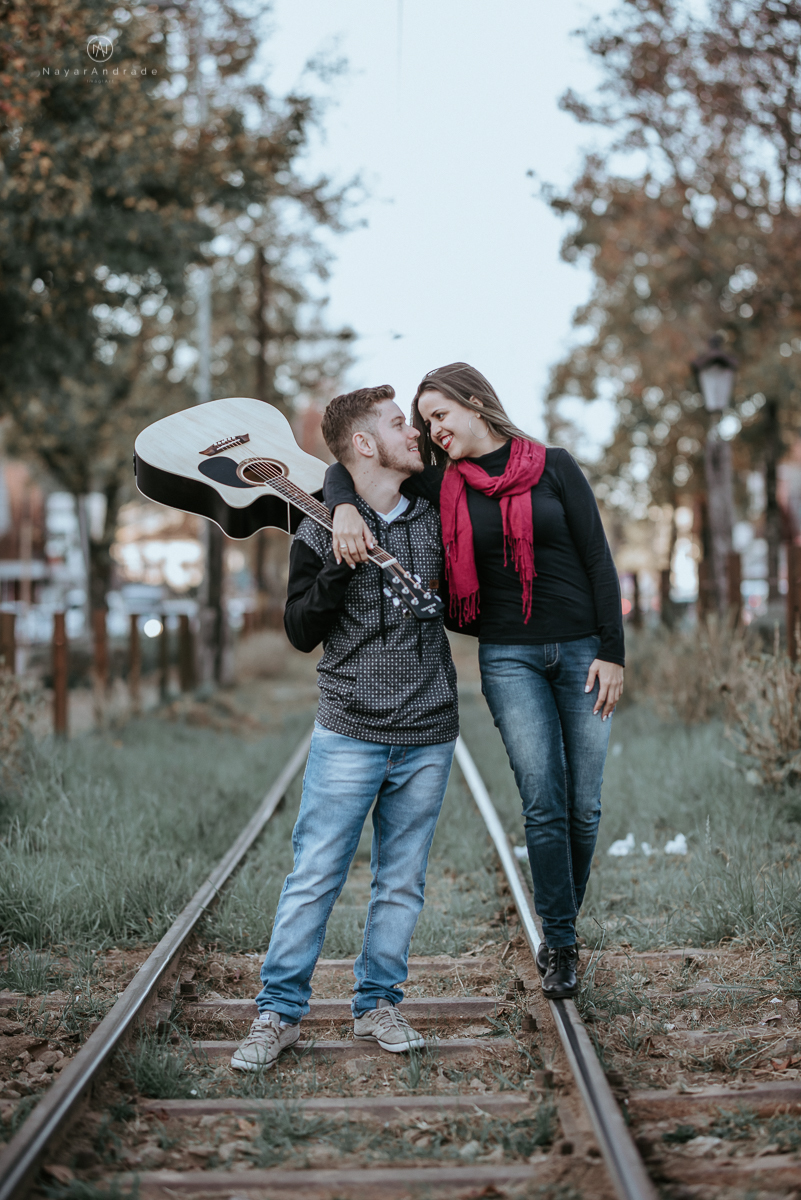 Ensaio casal fim de tarde em campos do Jordão nas folhas, arvores e muito amor envolvido. No trilho do trem em Capivari