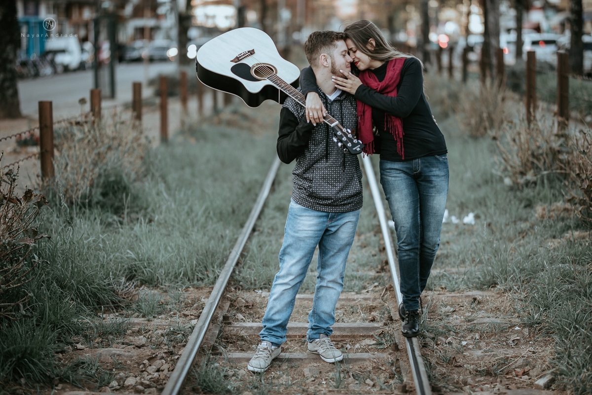 Ensaio casal fim de tarde em campos do Jordão nas folhas, arvores e muito amor envolvido. No trilho do trem em Capivari