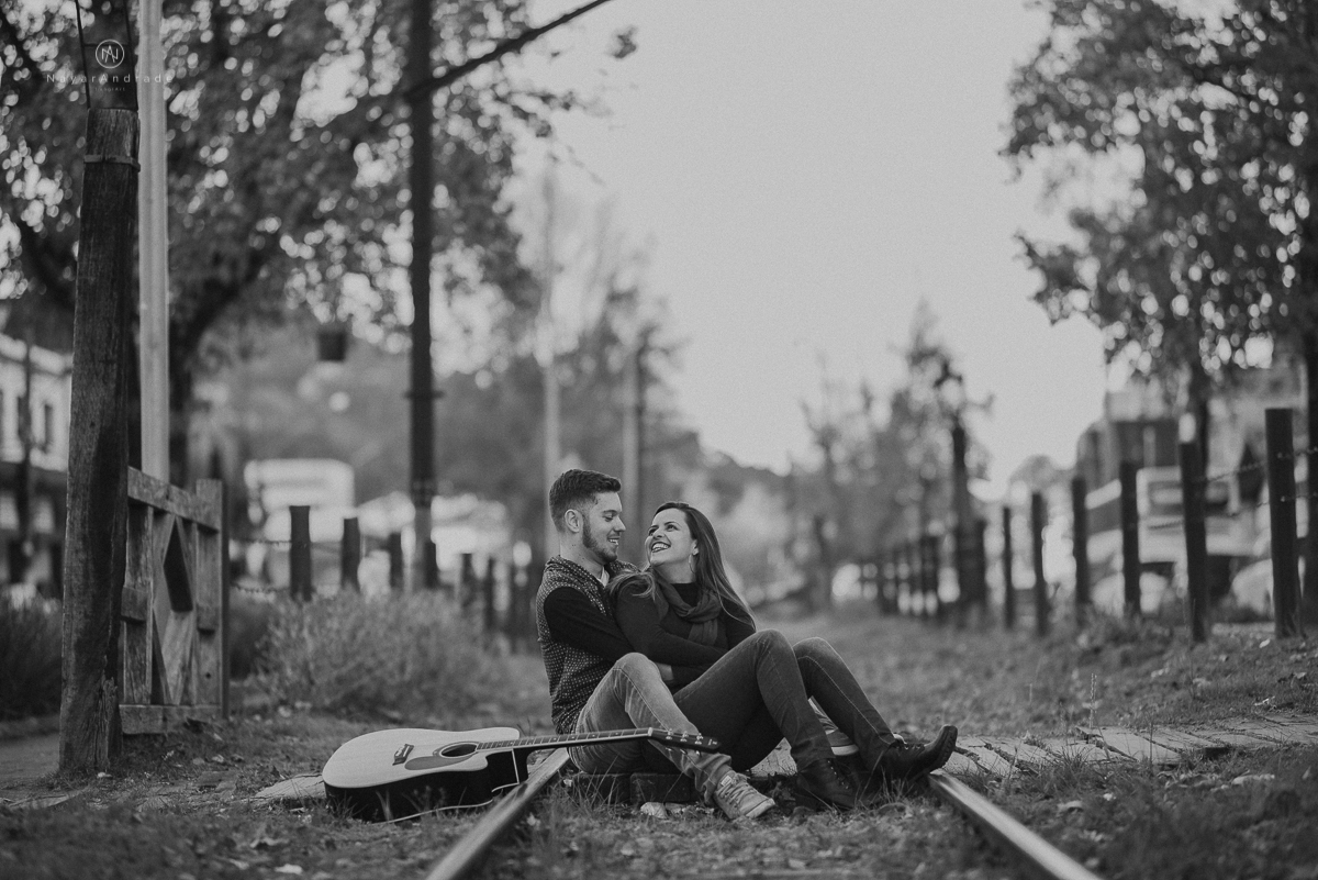 Ensaio casal fim de tarde em campos do Jordão nas folhas, arvores e muito amor envolvido. No trilho do trem em Capivari