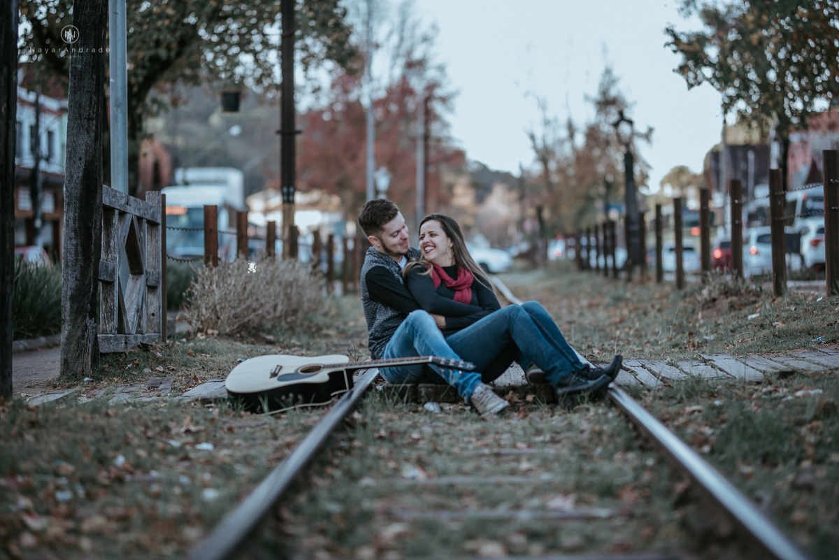 Ensaio casal fim de tarde em campos do Jordão nas folhas, arvores e muito amor envolvido. No trilho do trem em Capivari
