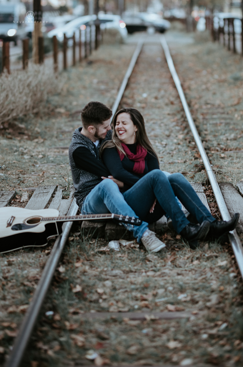 Ensaio casal fim de tarde em campos do Jordão nas folhas, arvores e muito amor envolvido. No trilho do trem em Capivari