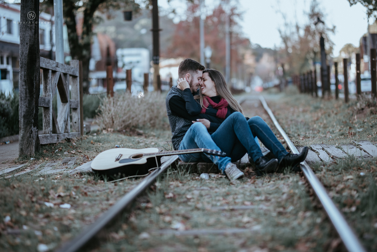 Ensaio casal fim de tarde em campos do Jordão nas folhas, arvores e muito amor envolvido. No trilho do trem em Capivari