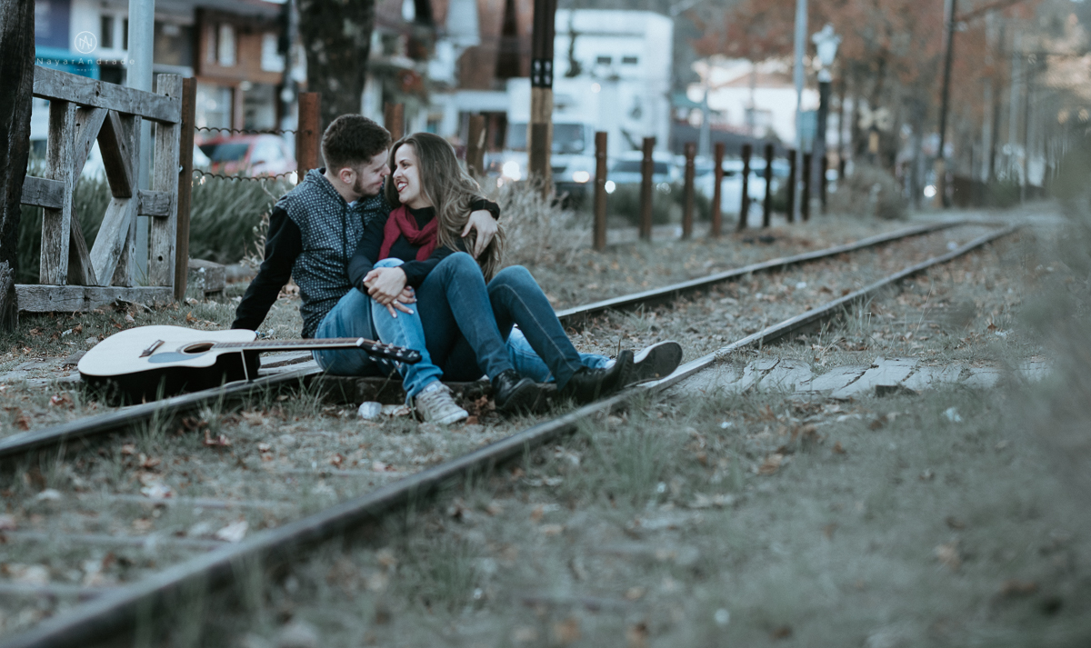 Ensaio casal fim de tarde em campos do Jordão nas folhas, arvores e muito amor envolvido. No trilho do trem em Capivari