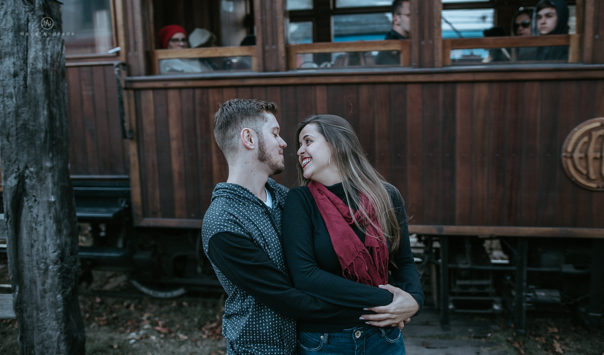 Ensaio casal fim de tarde em campos do Jordão nas folhas, arvores e muito amor envolvido. No trilho do trem em Capivari