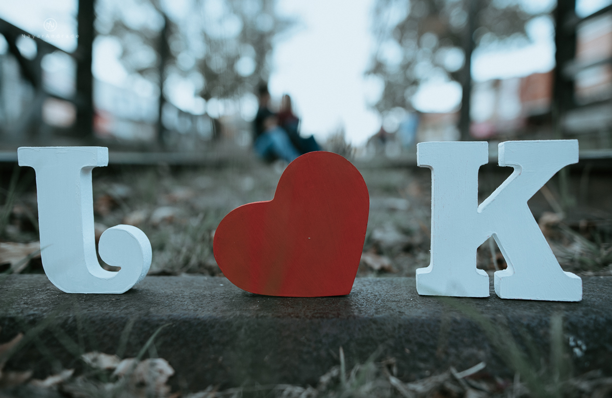 Ensaio casal fim de tarde em campos do Jordão nas folhas, arvores e muito amor envolvido. No trilho do trem em Capivari