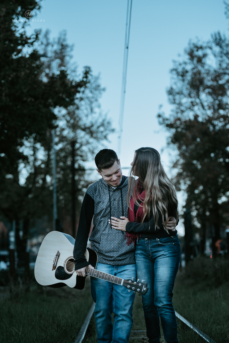 Ensaio casal fim de tarde em campos do Jordão nas folhas, arvores e muito amor envolvido.