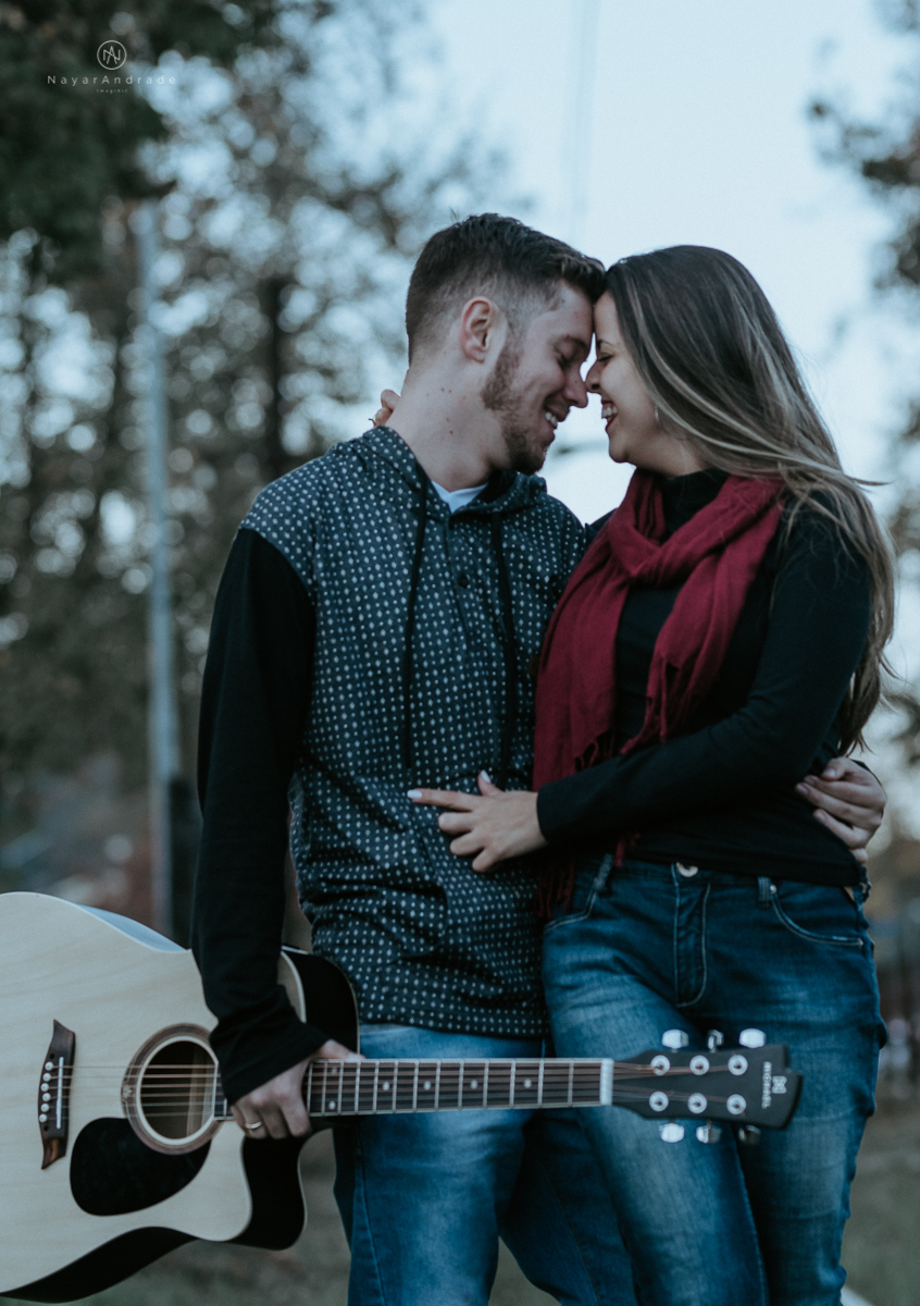 Ensaio casal fim de tarde em campos do Jordão nas folhas, arvores e muito amor envolvido.