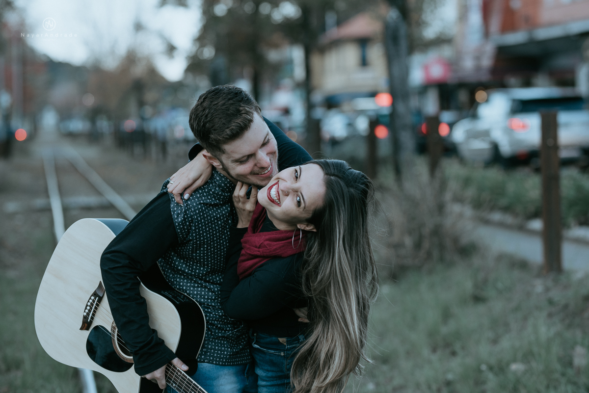 Ensaio casal fim de tarde em campos do Jordão nas folhas, arvores e muito amor envolvido.