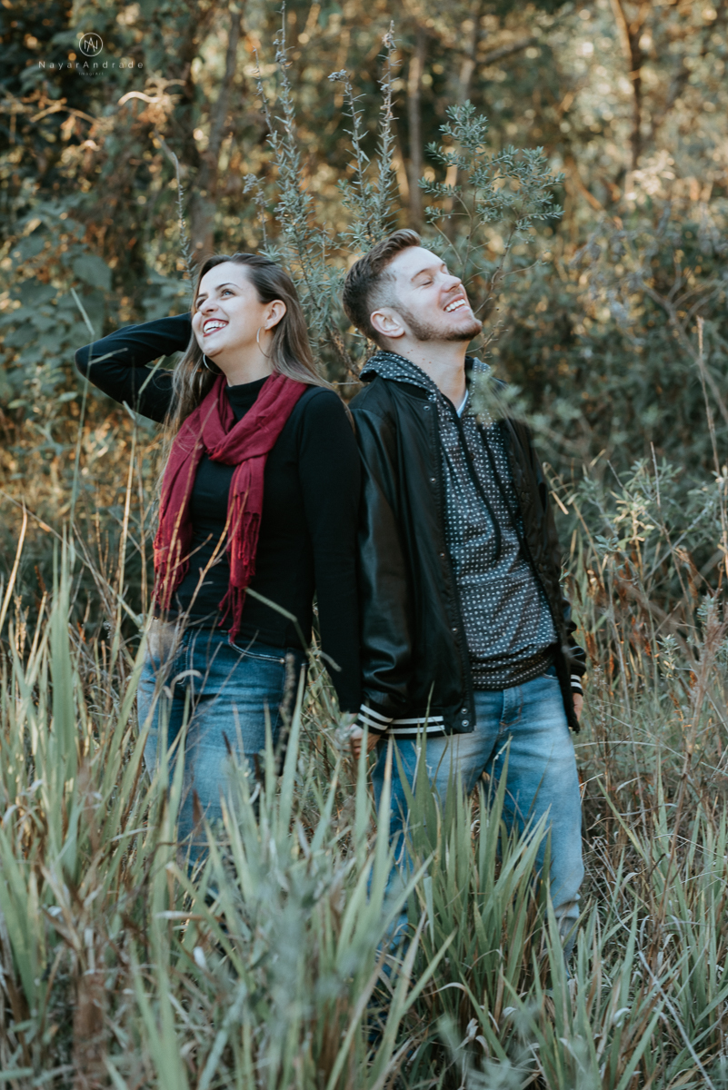 Ensaio casal fim de tarde em campos do Jordão nas folhas, arvores e muito amor envolvido.