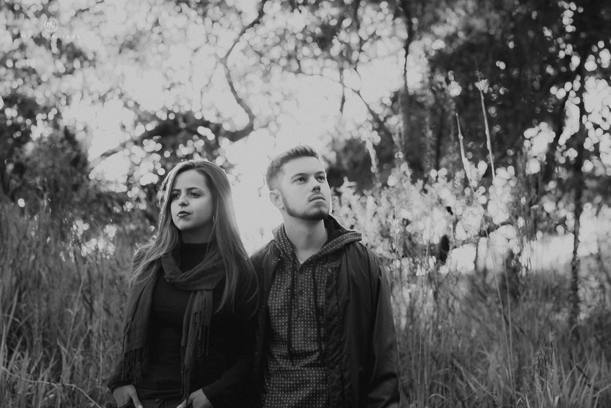 Ensaio casal fim de tarde em campos do Jordão nas folhas, arvores e muito amor envolvido.