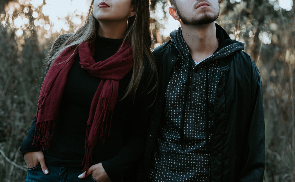Ensaio casal fim de tarde em campos do Jordão nas folhas, arvores e muito amor envolvido.