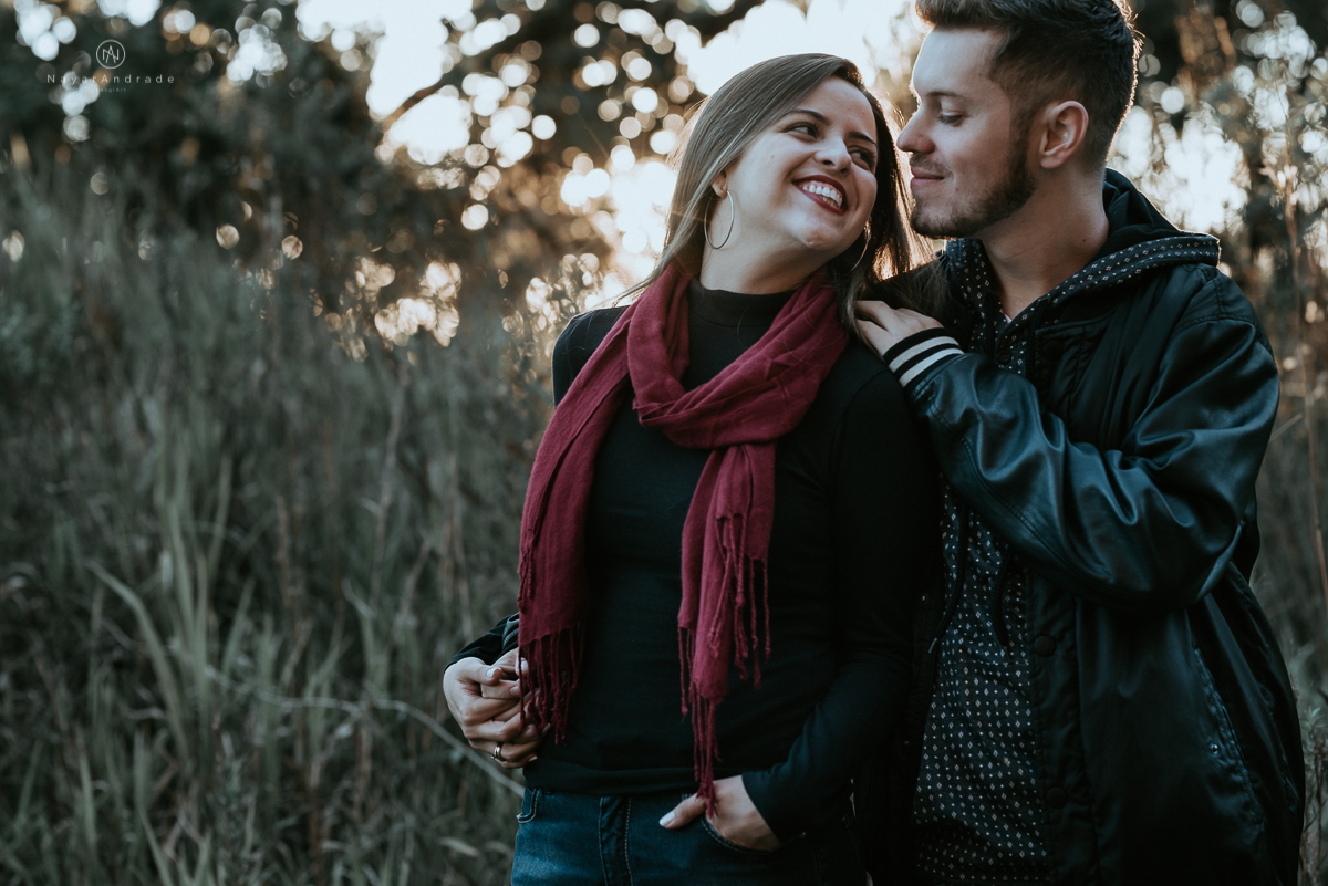 Ensaio casal fim de tarde em campos do Jordão nas folhas, arvores e muito amor envolvido.