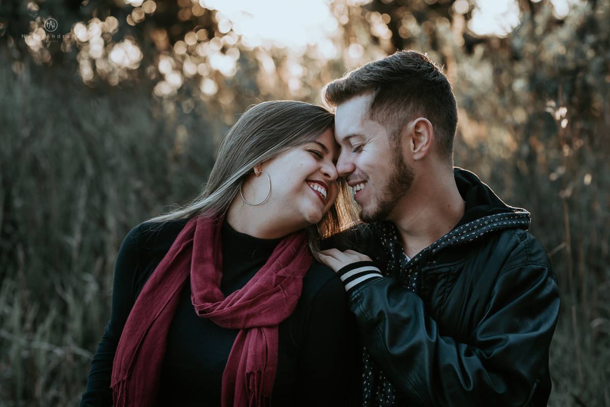 Ensaio casal fim de tarde em campos do Jordão nas folhas, arvores e muito amor envolvido.
