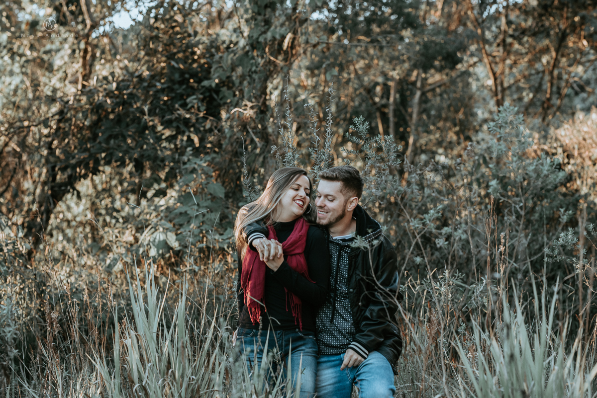 Ensaio casal fim de tarde em campos do Jordão nas folhas, arvores e muito amor envolvido.