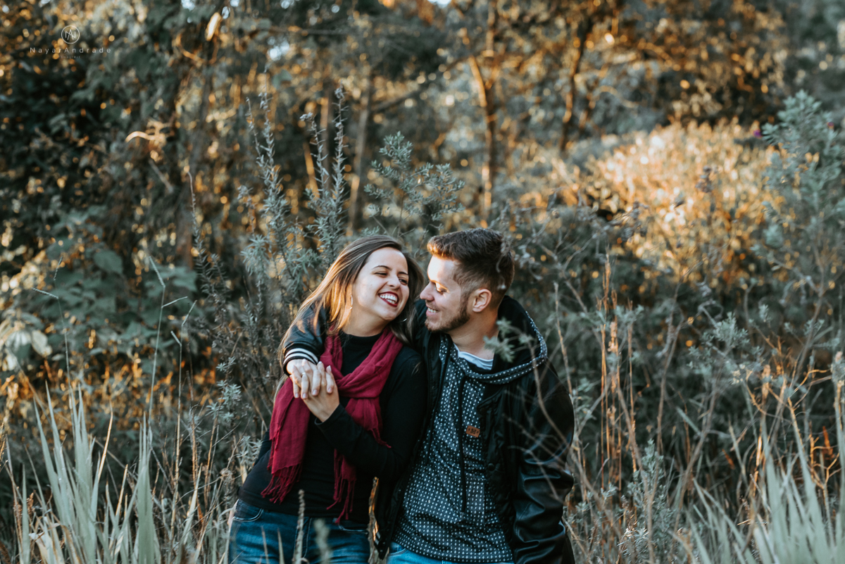 Ensaio casal fim de tarde em campos do Jordão nas folhas, arvores e muito amor envolvido.