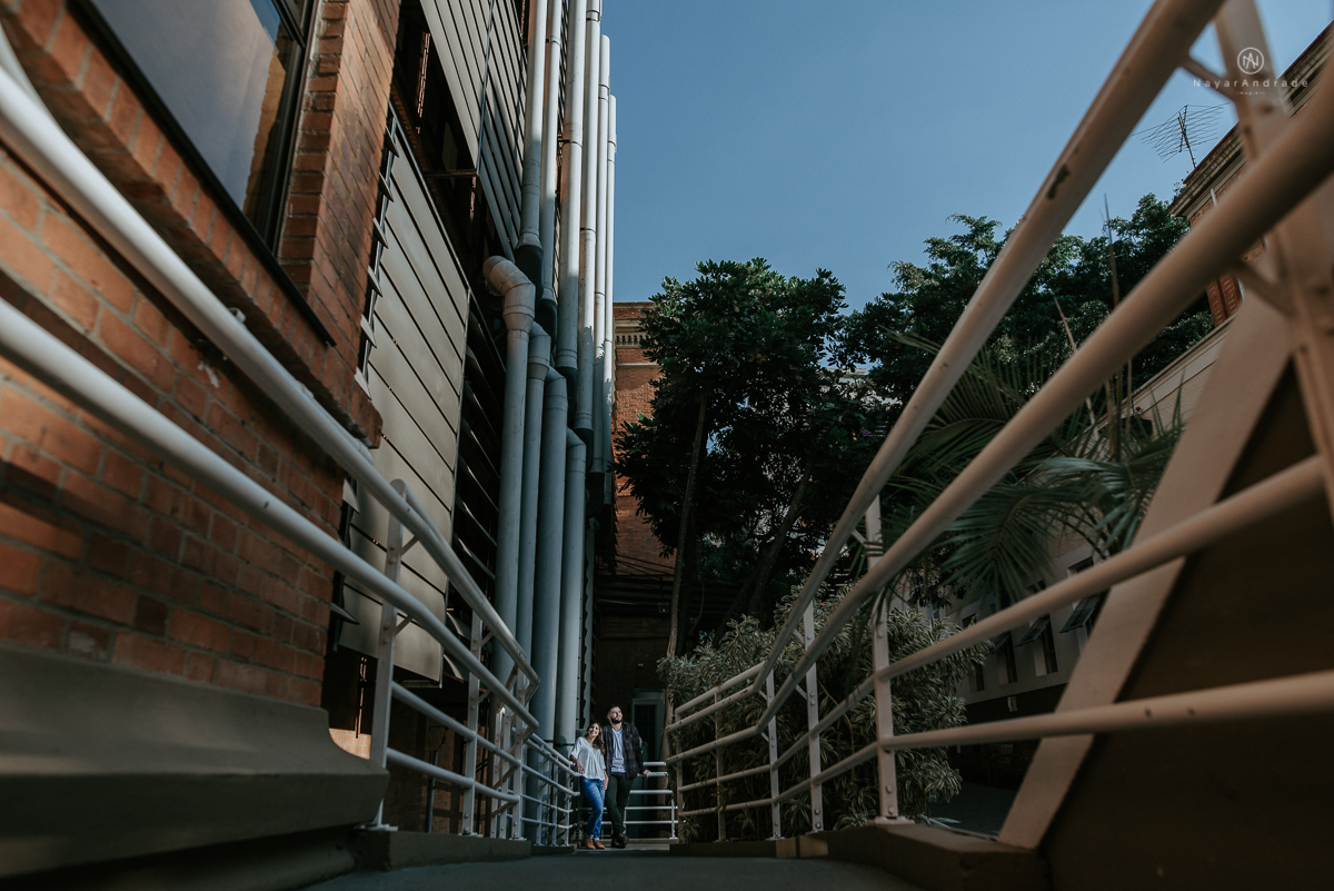 ensaio casal na faculdade, biblioteca, sala e corredores. Mackenzie local do primeiro encontro