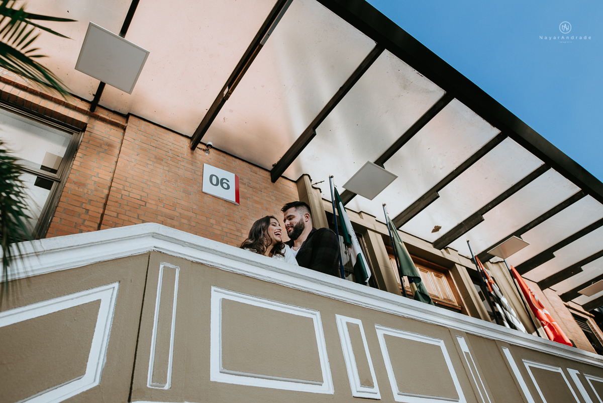 ensaio casal na faculdade, biblioteca, sala e corredores. Mackenzie local do primeiro encontro