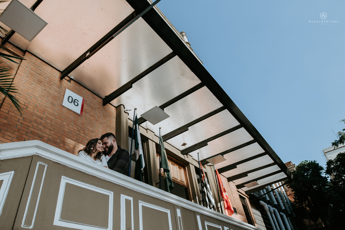 ensaio casal na faculdade, biblioteca, sala e corredores. Mackenzie local do primeiro encontro