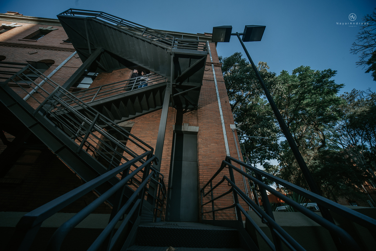 ensaio casal na faculdade, biblioteca, sala e corredores. Mackenzie local do primeiro encontro