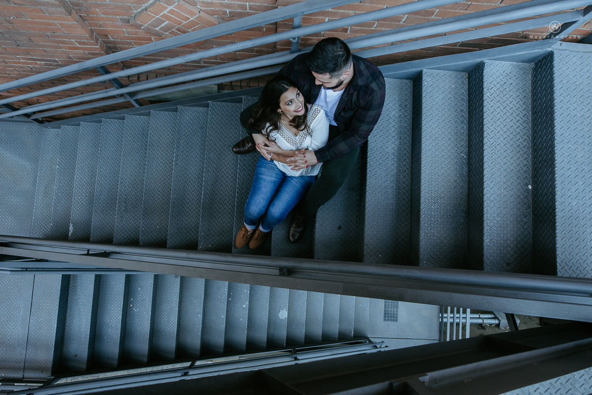ensaio casal na faculdade, biblioteca, sala e corredores. Mackenzie local do primeiro encontro
