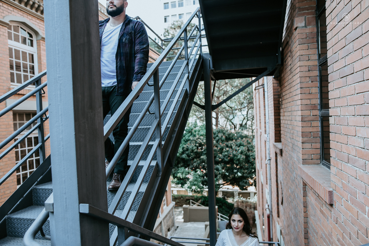ensaio casal na faculdade, biblioteca, sala e corredores. Mackenzie local do primeiro encontro