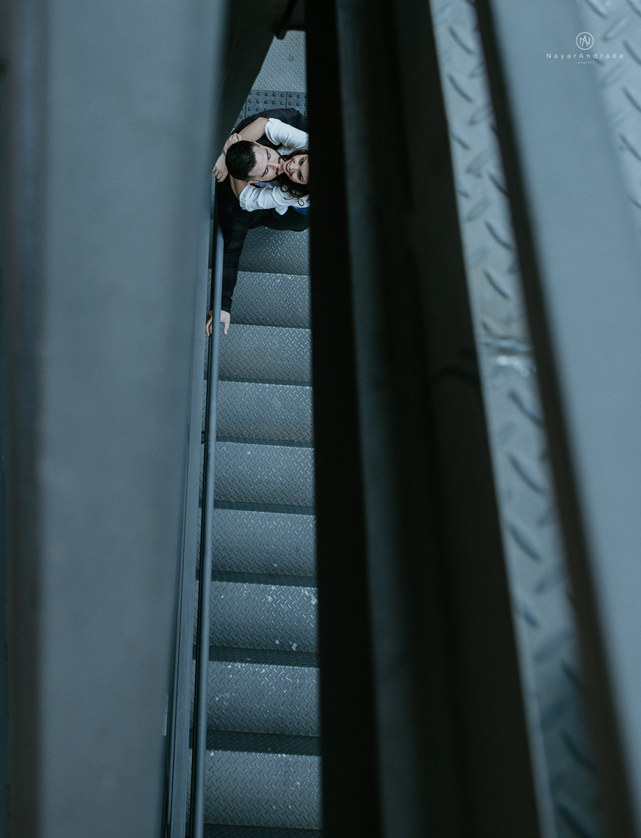 ensaio casal na faculdade, biblioteca, sala e corredores. Mackenzie local do primeiro encontro