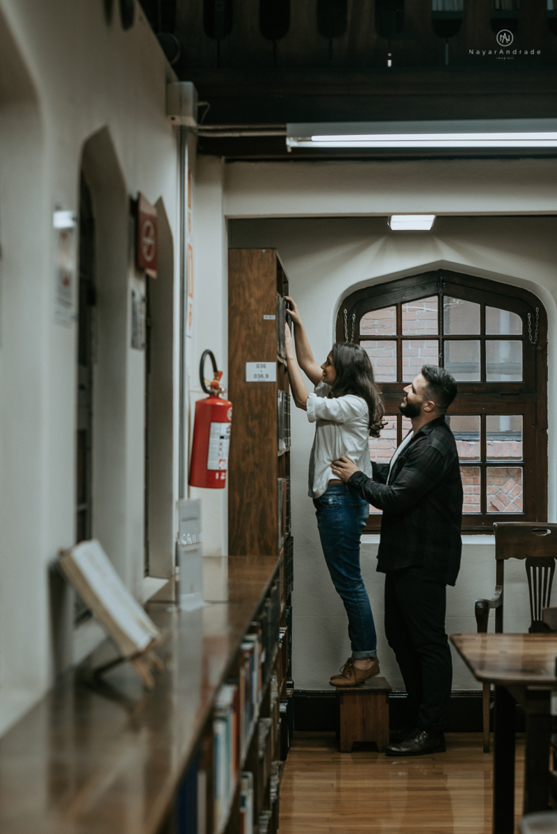 ensaio casal na faculdade, biblioteca, sala e corredores. Mackenzie local do primeiro encontro