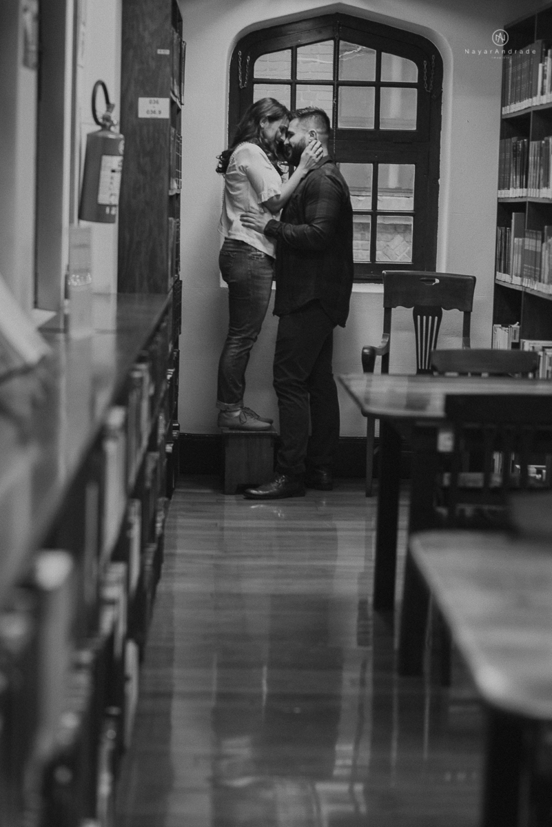 ensaio casal na faculdade, biblioteca, sala e corredores. Mackenzie local do primeiro encontro