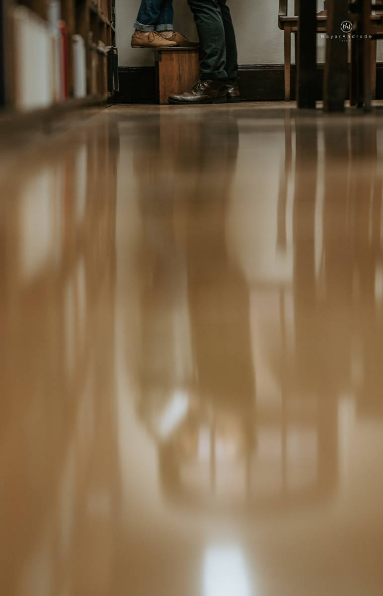 ensaio casal na faculdade, biblioteca, sala e corredores. Mackenzie local do primeiro encontro